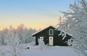  Veludstyret feriehus af høj standard, gennemført lækkert indrettet med kvalitetsmøbler. Baderum 2 er wellnessrum med dobbelt boblebad og sauna. Madrasser på hemsen. Både sommer og vinter er her ...