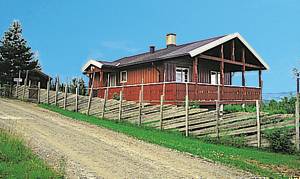  Pænt og smagfuldt møbleret feriehus, der ligger højt med fin udsigt over den skønne Gausdal. Der er fine aktivitetsmuligheder. Barnestol på forespørgsel. Nabo: 30 m. ...