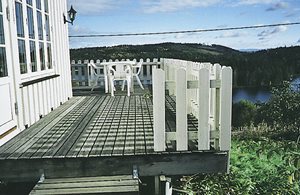  Højt og frit beliggende feriehus med panoramaudsigt over søen Skumsjø. Kort afstand til et badeland i Raufoss og VM-byerne Lillehammer, Gjøvik og Hamar. Nabo 20 m. ...