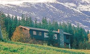  Komfortabelt hus, omgivet af noget skov, beliggende øverst oppe i Grindaheim. Bådudlejning ved Vangsmjøsa. Fra P-pladsen går der en trappe til feriehuset (15 m). ...