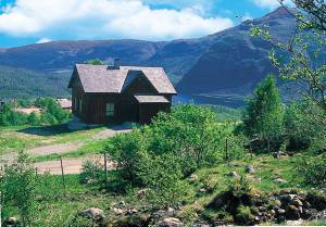  Pænt, ældre og hyggeligt møbleret bjælkehus i to etager, restaureret i 1980. Huset ligger helt ugenert ved ejers gård med flot udsigt over dalen og fjeldene. God plads udenom huset. Sauna (mod g ...