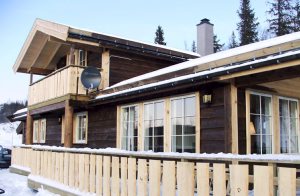  Veludstyret feriehus af høj standard beliggende i naturskønt højfjeldsterræn med udsigt over Hallingskarvet. Balkon og en rumlig, solrig terrasse. Stort, velprepareret løjpenet i vintertid. Gode ...