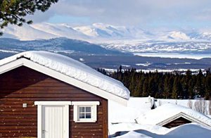 Charmerende tømmerhytte på solrig grund med god udsigt. God for børnefamilier. Fint turterræn. Godt for ski og leg med sne. Fiske i fjeldvandet. Nabo: N33191: 50 m. ...