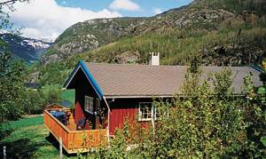  Moderne, komfortabelt hus med panoramaudsigt over elv, dal, slalombakke. Golf, hesteudlejning: 6km. Barneseng og -stol kan lånes. Båd med N33644: 22 km. 20 m til nærmeste nabo. ...