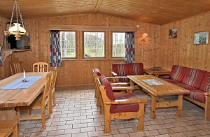  Pæn og veludstyret hus, på ugenert grund i rolige, landlige omgivelser. Området byder på aktiviteter og oplevelser af mange slags; tennis, ridning, elgsafari, guidede fjeldture, friluftsmuseum og ...