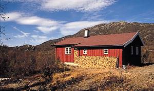  Hyggelig hytte beliggende på sæterskråning med 4 andre huse. 2 km til vej om vinteren. N33810, N33868 og N33869 20-100 m. Ikke indlagt vand i køkkenet. ...