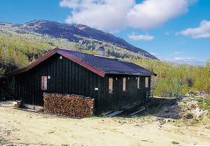  Hyggeligt indrettede feriehuse på Gyrostøien, gammel sæterskråning omgivet af højfjeldsterræn. Fiskemuligheder i bæk og bjergsø. Fisketilladelse fås hos ejer og skal medbringes, når du fisk ...