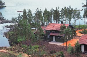  Et hyggeligt luksushus, der er velegnet til naturglade mennesker i alle aldre. Huset er meget veludstyret og der er en flot udsigt fra den dejlige badeafdeling. Kun 50 m fra huset finder I en familie ...