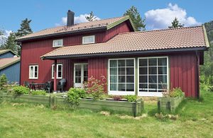 Et hyggeligt luksushus, perfekt for naturglade mennesker i alle aldre. Det er meget veludstyret og fra den dejlige afdeling med swimmingpoolen er der en flot udsigt. Kun 50 m fra huset ligger Tveiltv ...