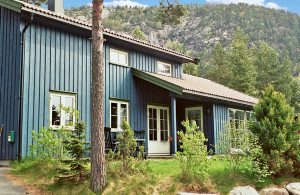  Eksklusivt luksushus, omgivet af fosser, elve, søer, fred, ro, åbne vidder og masser af frisk luft! Der er kun 50 m til Tveitvandet og Fosslaugfossen. Ved Tveitvandet er der en god badestrand (sand ...