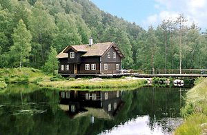Lækkert feriehus ved eget lille vand. Dyrerigt område med bl.a. elge og rådyr. Bade- og fiskemuligheder. 15 km til golf, 35 km til alpinanlæg. ...