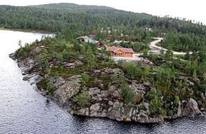 Lækkert, stilrent feriehus med pæn beliggenhed. Stor spiseplads, fine fiskemgl. i fjorden: fiskekort inkl. Nabo: 40 m. ...