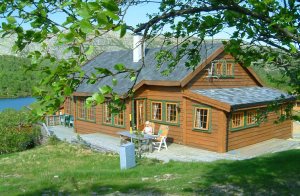  Attraktivt feriehus ved den nedlagte grubeby Knaben. Den lyse og venlige indretning danner en perfekt ramme om ferien i den imponerende fjeldnatur. Feriehuset består af to separate afdelinger, hver  ...