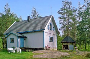  Feriehus på stor, fredelig grund ved Oggevann. Nyd sommeraftnerne ved vandkanten med grill, fisk og badning. Stejltrappe til 1. sal. Gennemgang til S3 via S2. ...