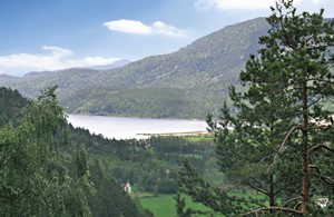  Ugeneret fjeldhus i fantastiske omgivelser på højfjeldet med panoramaudsigt over dalen. Mange fisk i fjeldvandet. Tæt ved udflugtsområder og legepark. Mulighed for langrendsski. Nabo: 50 m. ...