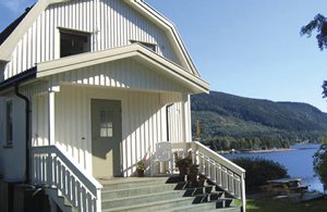  Nydeligt restaureret feriehus med flot udsigt og idyllisk beliggenhed ved Byglandsfjorden. Fine muligheder for badning, bæversafari, ridning og rafting. ...