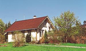  Pænt hus med fyrretræsmøbler og stor solrig terrasse. Flere aktivitetsmuligheder: Rafting, kunstgalleri (stenmosaik), godt fiskevand. Ejer 15 m. S2 har ingen dør. ...