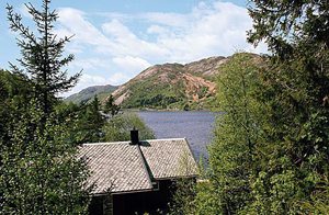 Flot, renoveret feriehus for enden af søen. Meget gode fiske- og bademuligheder. Dagsudflugter tl Kjerag og Lysefjorden. Tonstad og Dorgefoss ligger 5 km fra huset. ...
