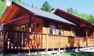  Feriehus af høj kvalitet ved søen Svartevand øverst i Sirdalen. Flot udsigt over vandet og den mægtige natur med skov og fjeld. Gode bade- og fiskesteder. ...