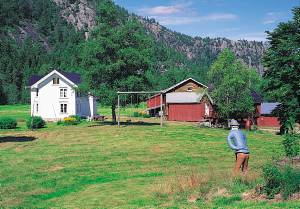 Dette feriehus ligger på en tidligere gård omgivet af en pragtfuld natur. Huset er flot møbleret, delvis i almuestil, delvis i herregårdsstil. Der er et rigt dyreliv i området, så der er gode c ...