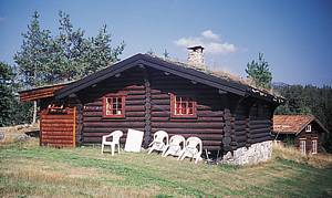 Vildmarkshytte med god komfort. Den ligger ved en gård (N34687). Rigt dyreliv. Afmærkede løjper i fjeldet. Cykler til leje og kano inkl. Adgang til badet udefra. ...