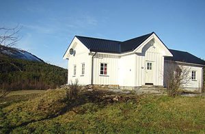  Stilfuldt feriehus i tidligere skystation fra ca. 1800. Bæverjagt, fiske, cykling, bærplukning, guidede gåture. Mange elge og rådyr. Skiture på belyste løjper. ...