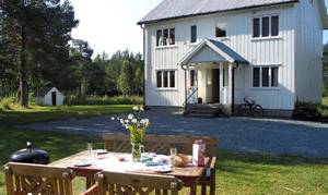  Rummeligt hus på en naturskøn grund, kun 200 m fra Oftevandet, som er rig på ørred. Huset ligger i smuk natur. ...