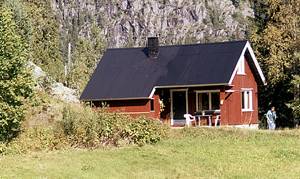  Hyggeligt hus i Morgedal. Det ligger højt med udsigt over dalen, der byder på flere seværdigheder. Et flot vandreområde med fiskevand. Vinterparkering ca. 100 m fra huset. ...