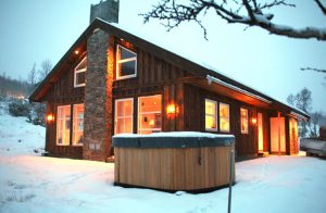  I denne store veludstyrede luksushytte på Telemarkens tag har du alt, hvad du kan ønske af bekvemmeligheder samt wellness. God plads til flere familier og mange muligheder: en tur i spabadet, i sau ...
