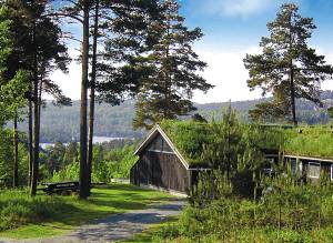  Et af flere luksusferiehuse ved Risør med god plads og al tænkelig komfort til hele familien. Med sine mørke farver og tørvetag falder huset naturligt ind i den omgivende natur. Indendørs kan I  ...