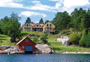  Komfortabel, stor lejlighed med idyllisk, ugenert beliggenhed på en odde, 50 m fra Sørfjorden. Lejligheden ligger i det samme hus som N36222, og ved at leje begge boliger er der plads til 12 person ...