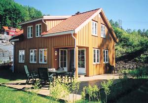  Ved Sørfjorden, nogle få km fra Risør, ligger dette flotte feriehus, et ideelt udgangspunkt for at opleve sørlandskysten. Pragtfuld udsigt over fjorden og det grønne landskab, især fra terrasse ...