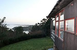  Hytte i typisk norsk stil på en bakke med panoramaudsigt over skærgården. Sor have. Båd til fiskeri og ture. Sov3 via sov2. Badevær. i anneks. Nabo: 50 m. ...