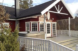  Veludstyret feriehus af høj standard. Stor, sydvendt terrasse med flot udsigt over Rosfjorden. Kort vej til fiske- og dykkerparadiset Korshamn. Nabo 10 m. Båd udlejes. ...