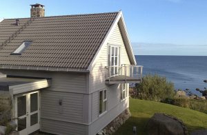  Særdeles lækkert feriehus lige ved vandkanten af den berømte rullestenstrand på Lista. Nyd den enestående udsigt og betragt skibstrafikken på storhavet samt områdets berygtede fugleliv gennem  ...