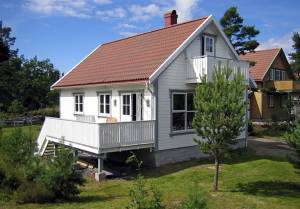  Veludstyret, pænt feriehus med fin beliggenhed ved Lyngørfjorden. Børnevenlig strand nedenfor huset. Gode fiskeforhold. Bådudlejning i Gjeving marina. Separat indgang til anneks/tilbygning. 15 m  ...