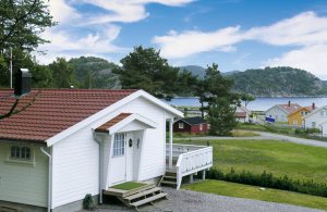  Lyst og pænt feriehus i nærheden af den flotte sandstrand Njervesanden. Her er der meget sol, og stedet er godt afskærmet fra trafikken. På et par minutter kan man gå til gode fiskesteder og fle ...