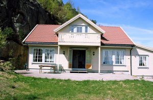 Stort og flot feriehus, som egner sig godt for både fiskere og småbørnsfamilier. Huset er veludstyret, hyggeligt indrettet og indeholder både spabad og sauna. Alle senge kan sættes sammen til do ...