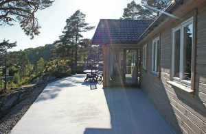  Dejligt, moderne feriehus beliggende på et bakkedrag med gigantisk terrasse rundt om hele huset og en dejlig udsigt over Tregdefjorden. Her kan I følge med i skibstrafikken mellem Nordsøen og Skag ...