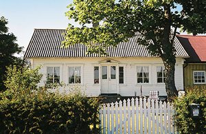  Fredeligt beliggende feriehus med en stor, fin have. Huset ligger kun 400 m fra stranden i Lista, hvor der er yderst gode bade- og fiskemuligheder. Brændeovn med gratis brænde. ...