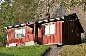  Hyggeligt feriehus ved Opoftevandet med have og udsigt. Et dyrerigt område med svampe og bær. Ål og ørredfiskeri. Udendørs rygeovn. Nær Lyngdal, Kvinesdal og Farsund. ...