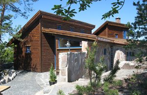 Dette funktionelle feriehus ligger på en bjergknold på Østebøneset ved en fjordarm udenfor Risør. Det har en høj standard, flot udsigt over fjorden og en terrasse med grill og havemøbler. Udsi ...