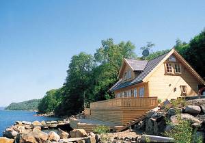  Veludstyret og arkitekttegnet feriehus med en fantastisk beliggenhed og udsigt. Det ligger helt nede i vandkanten ikke langt fra Farsund. Her kan du fiske fra terrassen eller kajen eller bade på den ...