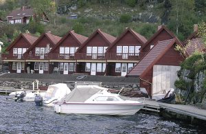 Rækkehuse med fantastisk beliggenhed ned til Rosfjorden ved Lyngdal/Lindesnes og mundingen af Audnaelven, som er kendt for godt laksfiskeri. Lyse møbler, lækkert bad og køkken med alle facilitete ...