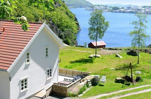  Stort, eksklusivt feriehus med perfekt beliggenhed ned mod fjorden i Farsund. Huset, som er lækkert indrettet, er med sine seks soverum og to badeværelser udmærket til flere familier. Det har en w ...