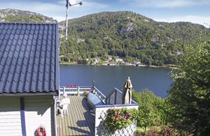 Højt og fritliggende hus med stor terrasse med pejs og flot udsigt over fjorden. Egen bro, gode fiskemuligheder. Stejl trappe til hems (lav loftshøjde). Nabo: 10 m. ...