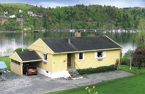  Huset ligger for sig selv med pragtfuld udsigt og stor plæne til aktiviteter. Nær Telemarkskanalen. Golfbane i Larvik, 30 min. Badeland i Bø 60 km. Nabo: 40 m. ...