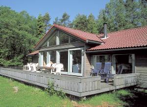  Dette luksusferiehus ligger godt ved Grønsfjorden. Omgivelserne er børnevenlige, bl.a. med en lille legeplads. Området byder på gode fiske- og turmuligheder. Stedet er et godt udgangspunkt, hvis  ...