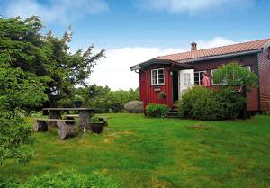  Hyggeligt hus med to solrige terrasser og en dejlig have. Det ligger 30 m fra en bondegård med mange forskellige dyr. I søen, der ligger lige ved huset, er det gratis at fiske ørred og ål og der  ...