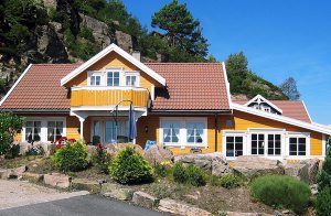  Dette dejlige feriehus ligger nær Lindesnes og Svennevik, og vil opfylde alle dine forhåbninger om en komfortabel kvalitetsferie. Området, der er Norges sydligste, er et godt udgangspunkt for dags ...